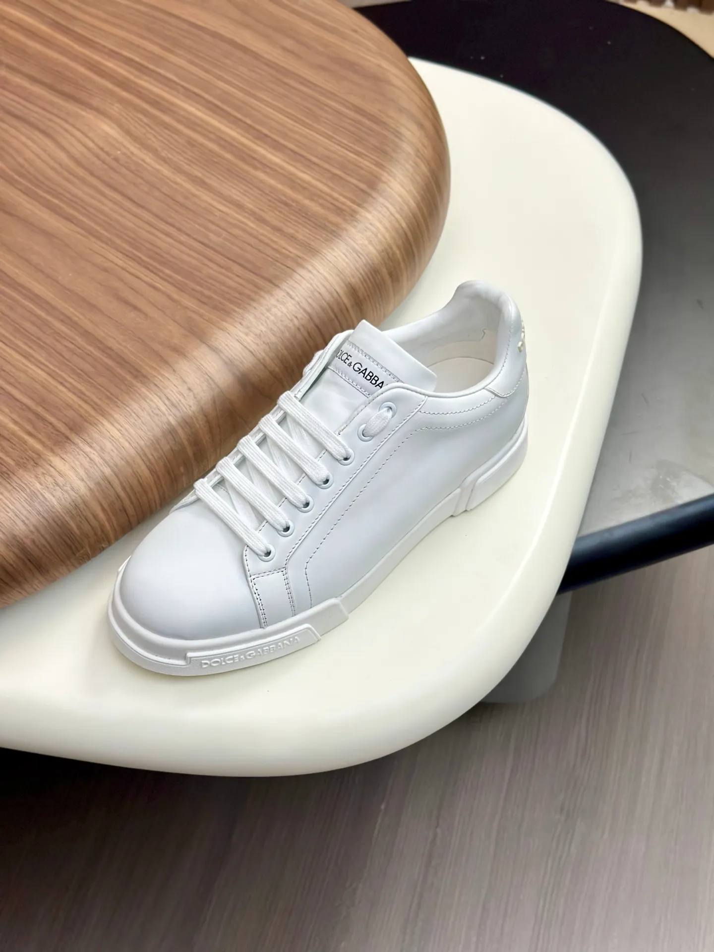 New product 💰800 DG Dolce & Gabbana men's shoes 💰ortofino calfskin sneakers ♞size; 39~44 (customized 38.45.46) Iconic men's shoes 💰ortofino series of sneakers, classic and timeless style, now presented with fashionable details. The calfskin engraved DG logo is a subtle finishing touch. Men's shoes💰ortofino calfskin sneakers: